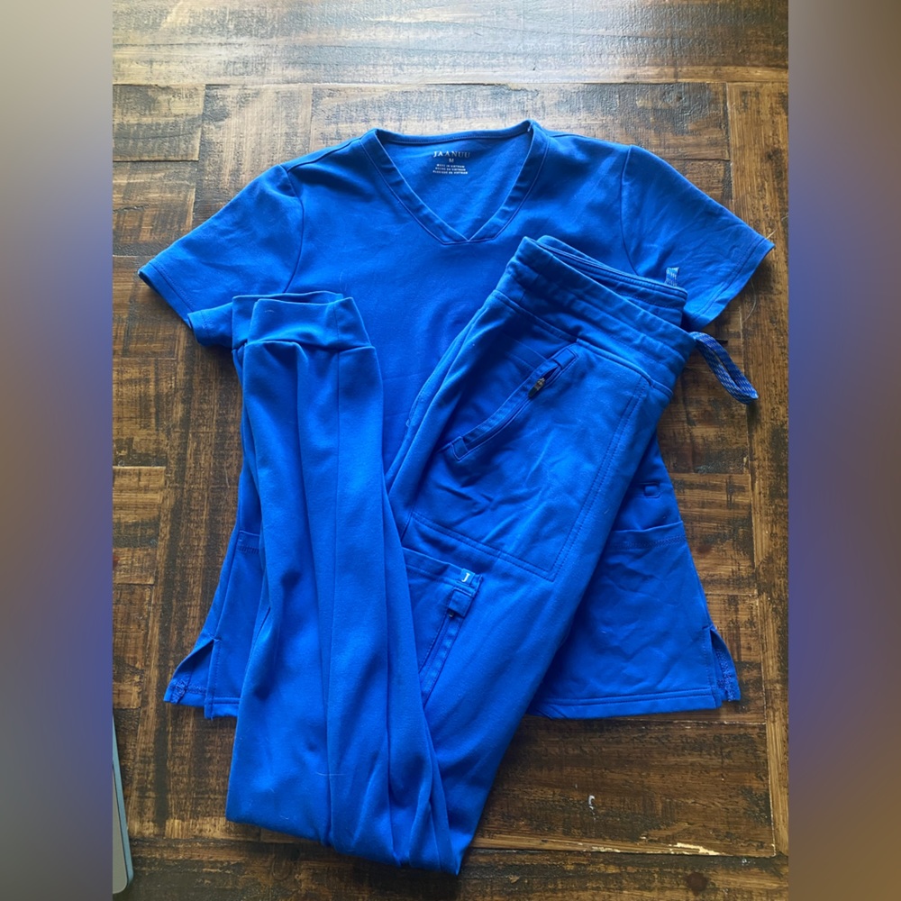 Jaanuu Women’s Scrub Set